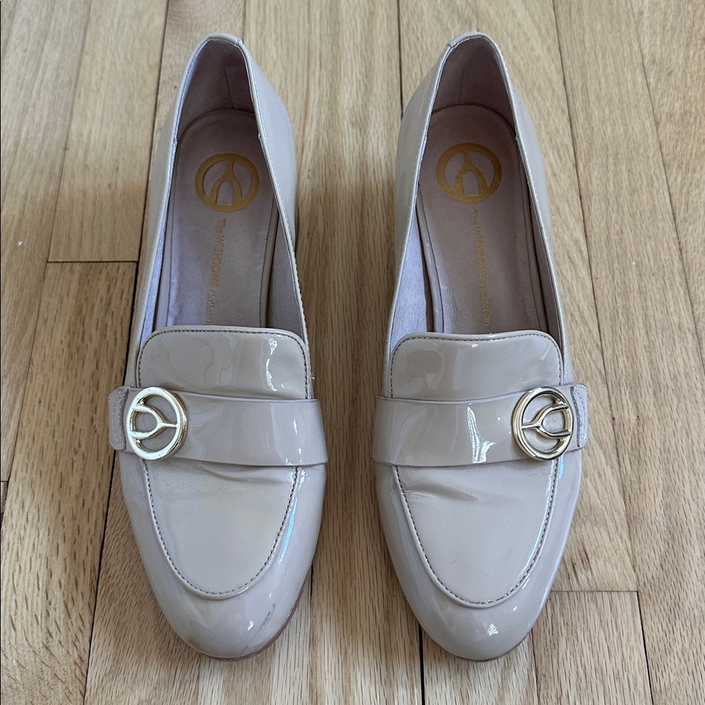 5 for $25 // Wishbone Collection beige patent leather heel pilgrim loafers 7